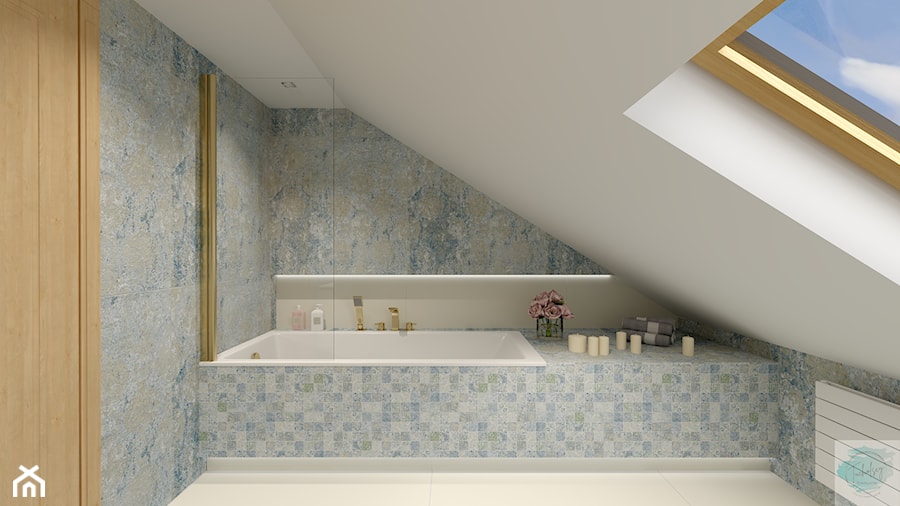 Łazienka w Rezydencji Parkowej - mała łazienka z błękitnymi płytkami na poddaszu ze skosami i wanną, złota armatura w domu jednorodzinnym, w stylu hampton/klasyczny - zdjęcie od Tucholscy Kreatywnie