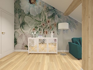 Pokój gościnny w Rezydencji Parkowej - pokój na poddaszu ze skosem z zieloną sofą, fioletowym fotelem, skórzanym szezlongiem i kwiecistą tapetą w domu jednorodzinnym, w stylu hampton/klasyczny - zdjęcie od Tucholscy Kreatywnie