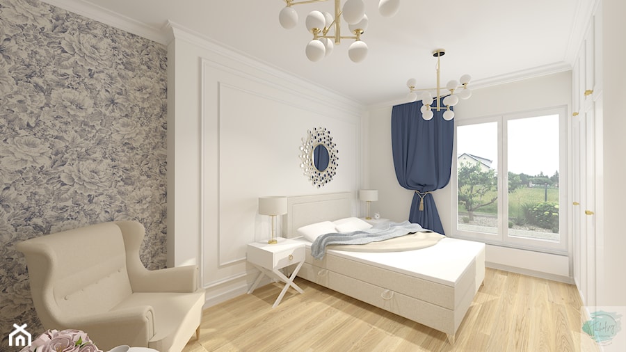 Sypialnia w Rezydencji Parkowej - średnia sypialnia beżowo granatowa z tapetą, fotelem i lustrem nad łóżkiem w domu jednorodzinnym, w stylu hampton/klasyczny - zdjęcie od Tucholscy Kreatywnie