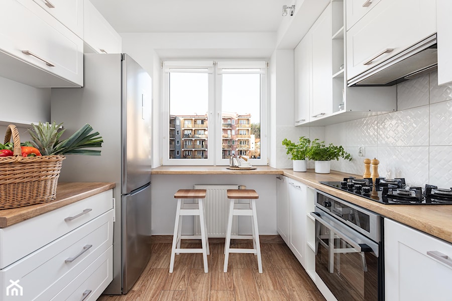 Wnętrza - Średnia biała z zabudowaną lodówką kuchnia dwurzędowa z oknem, styl skandynawski - zdjęcie od Szymon Kotowski