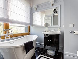 Apartament Mokotów 4 - Mała łazienka z oknem, styl glamour - zdjęcie od STRICTE - DESIGN Arch. Magdalena Smyk