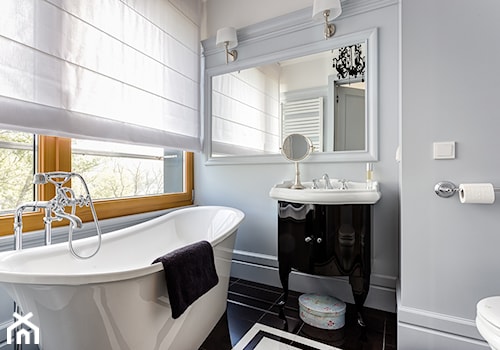 Apartament Mokotów 4 - Mała łazienka z oknem, styl glamour - zdjęcie od STRICTE - DESIGN Arch. Magdalena Smyk