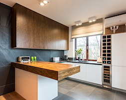 Apartament Śródmieście 1 - Średnia otwarta biała czarna z zabudowaną lodówką kuchnia w kształcie lit ... - zdjęcie od STRICTE - DESIGN Arch. Magdalena Smyk - Homebook