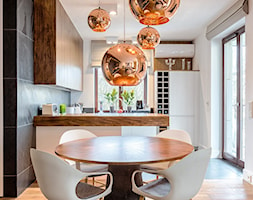 Apartament Śródmieście 1 - Mała biała jadalnia w salonie w kuchni, styl nowoczesny - zdjęcie od STRICTE - DESIGN Arch. Magdalena Smyk - Homebook