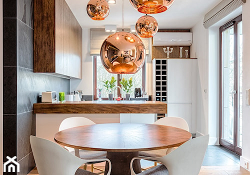 Apartament Śródmieście 1 - Mała biała jadalnia w salonie w kuchni, styl nowoczesny - zdjęcie od STRICTE - DESIGN Arch. Magdalena Smyk