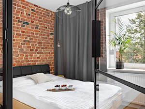 Klimatyczne mieszkanie w Gliwicach - Mała czerwona czarny sypialnia, styl industrialny - zdjęcie od Aleksandra Misztal