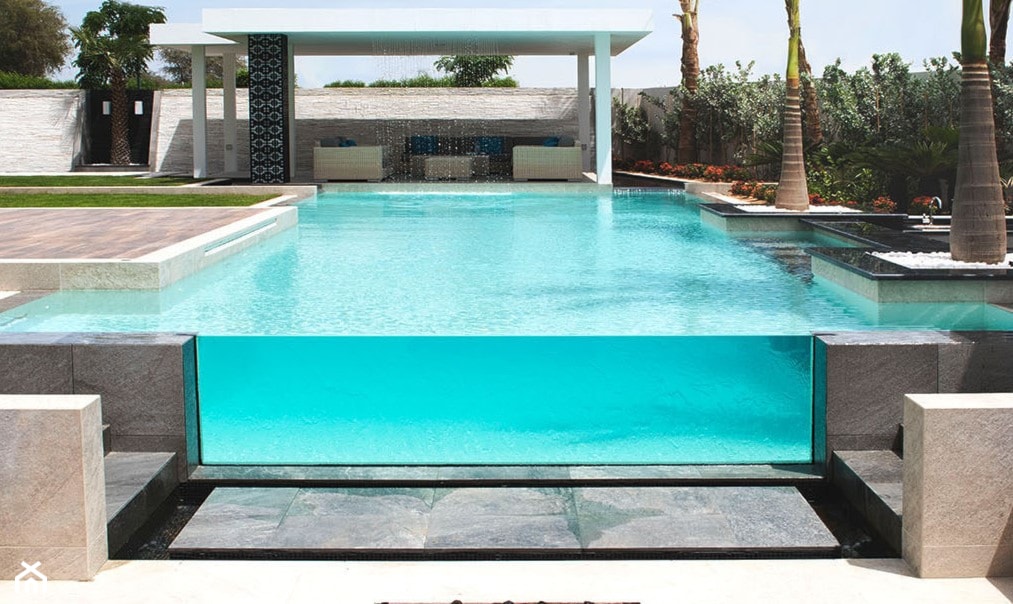 Okno basenowe, okno basenowe z przelewem wody, infinity pool - zdjęcie od H2O Projects - Homebook