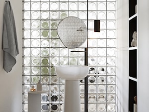 Łazienka - widok na ścianę ze szklanych bloczków - zdjęcie od Comfy Studio