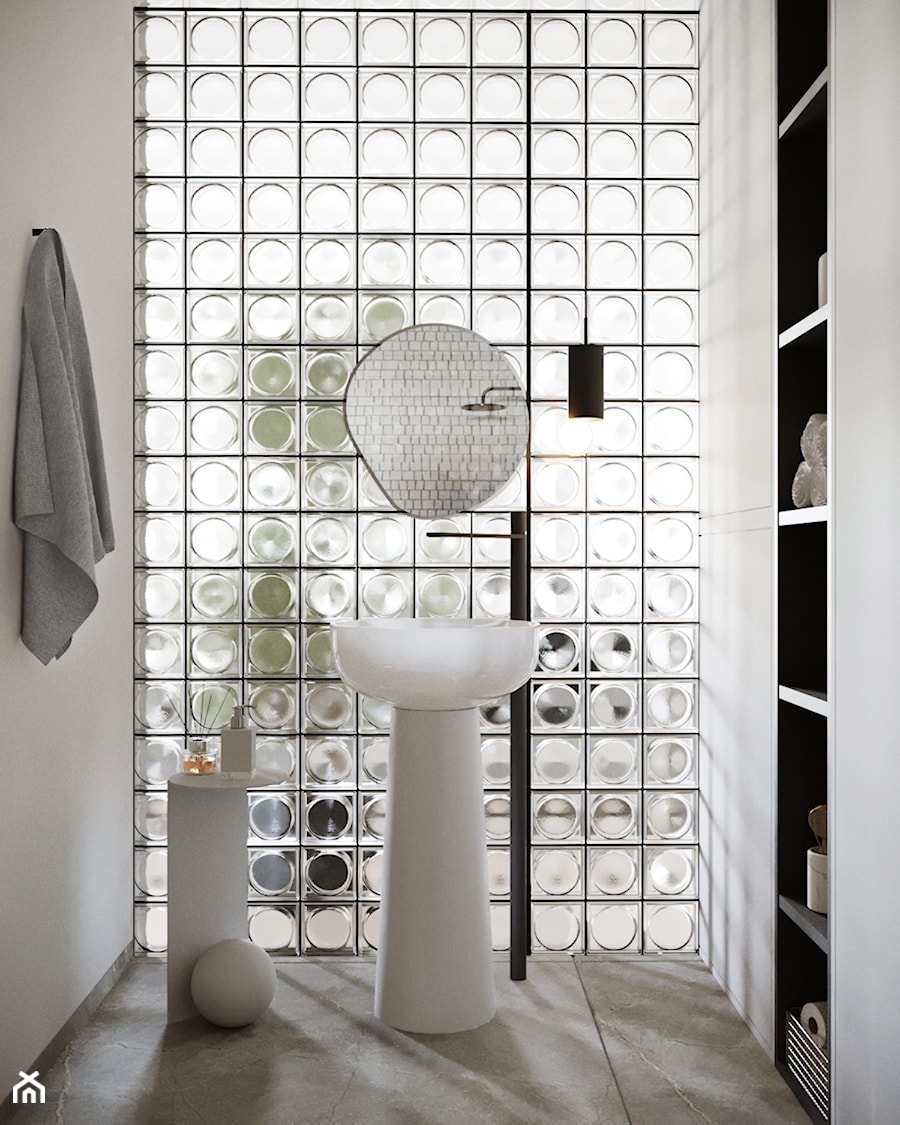 Łazienka - widok na ścianę ze szklanych bloczków - zdjęcie od Comfy Studio