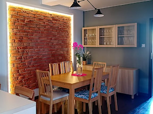 Jadalnia z ceglaną podświetlaną ścianą - zdjęcie od Pracownia Alabarbara