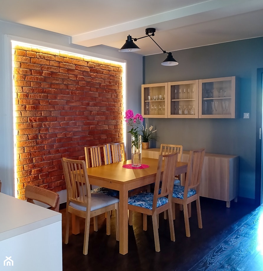 Jadalnia z ceglaną podświetlaną ścianą - zdjęcie od Pracownia Alabarbara - Homebook