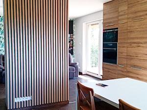 Ścianka działowa w salonie z lameli - zdjęcie od Pracownia Alabarbara