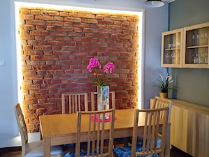 Ściana dekoracyjna z cegły w jadalni podświetlana - zdjęcie od Pracownia Alabarbara
