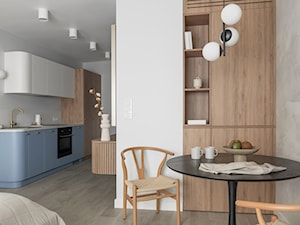 Mieszkanie inwestycyjne w Gdańsku - Mała biała szara jadalnia w salonie w kuchni, styl nowoczesny - zdjęcie od Projectoria studio
