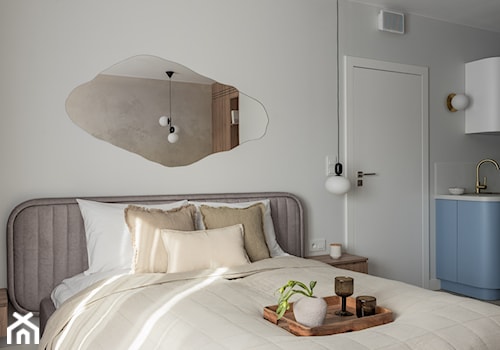 Mieszkanie inwestycyjne w Gdańsku - Mała biała z szafkami nocnymi szary sypialnia, styl nowoczesny - zdjęcie od Projectoria studio