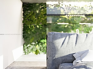 Warmińska chata - Mała biała sypialnia, styl minimalistyczny - zdjęcie od ANIEA