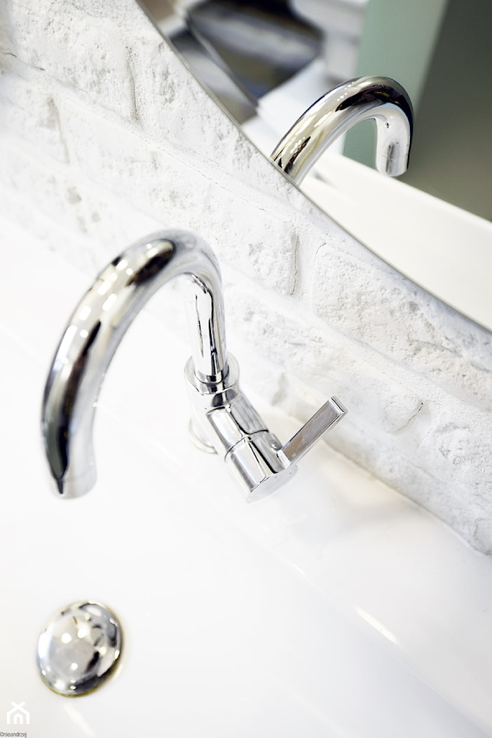 Remont łazienki małym kosztem - Mała bez okna z lustrem łazienka, styl skandynawski - zdjęcie od ANIEA - Homebook