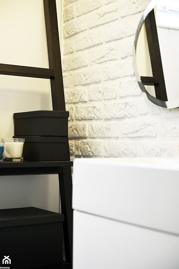 Remont łazienki małym kosztem - Mała bez okna z lustrem łazienka, styl skandynawski - zdjęcie od ANIEA - Homebook