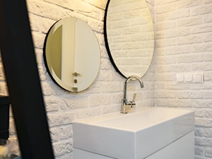 Remont łazienki małym kosztem - Mała bez okna z lustrem łazienka, styl skandynawski - zdjęcie od ANIEA