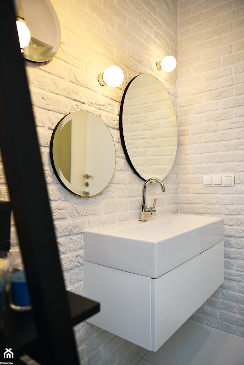 Remont łazienki małym kosztem - Mała bez okna z lustrem łazienka, styl skandynawski - zdjęcie od ANIEA