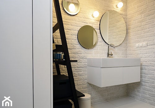 Remont łazienki małym kosztem - Mała na poddaszu bez okna łazienka, styl skandynawski - zdjęcie od ANIEA