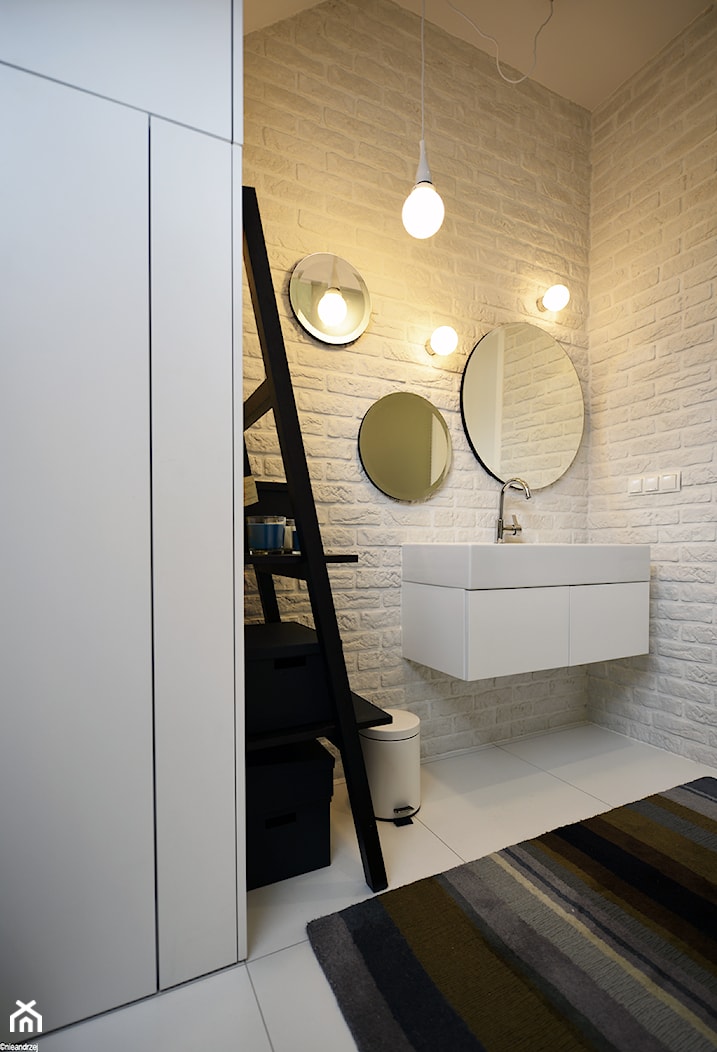 Remont łazienki małym kosztem - Mała na poddaszu bez okna łazienka, styl skandynawski - zdjęcie od ANIEA - Homebook