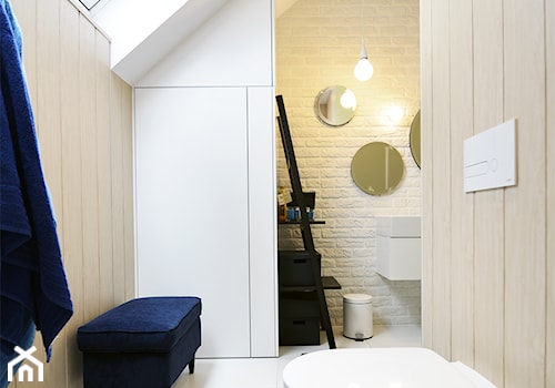 Remont łazienki małym kosztem - Mała na poddaszu łazienka z oknem, styl skandynawski - zdjęcie od ANIEA
