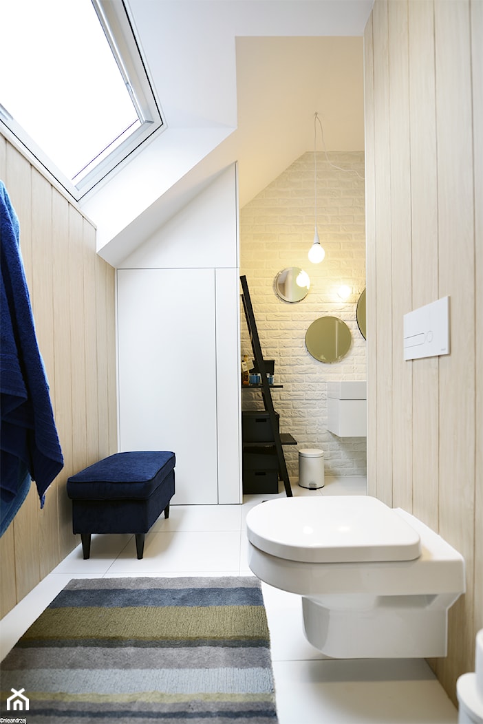 Remont łazienki małym kosztem - Mała na poddaszu łazienka z oknem, styl skandynawski - zdjęcie od ANIEA - Homebook