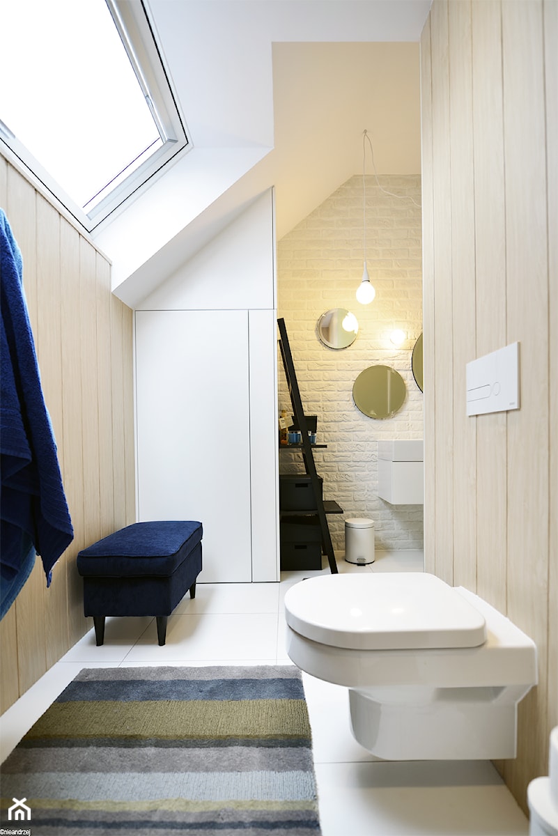 Remont łazienki małym kosztem - Mała na poddaszu łazienka z oknem, styl skandynawski - zdjęcie od ANIEA