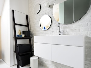Remont łazienki małym kosztem - Mała na poddaszu bez okna z lustrem łazienka, styl skandynawski - zdjęcie od ANIEA