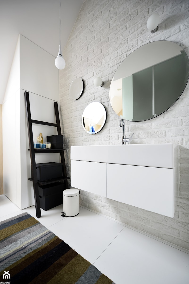 Remont łazienki małym kosztem - Mała na poddaszu bez okna z lustrem łazienka, styl skandynawski - zdjęcie od ANIEA