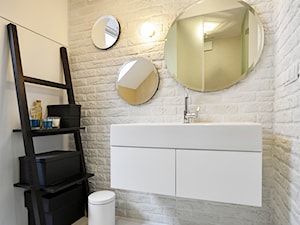 Remont łazienki małym kosztem - Średnia na poddaszu bez okna łazienka, styl skandynawski - zdjęcie od ANIEA