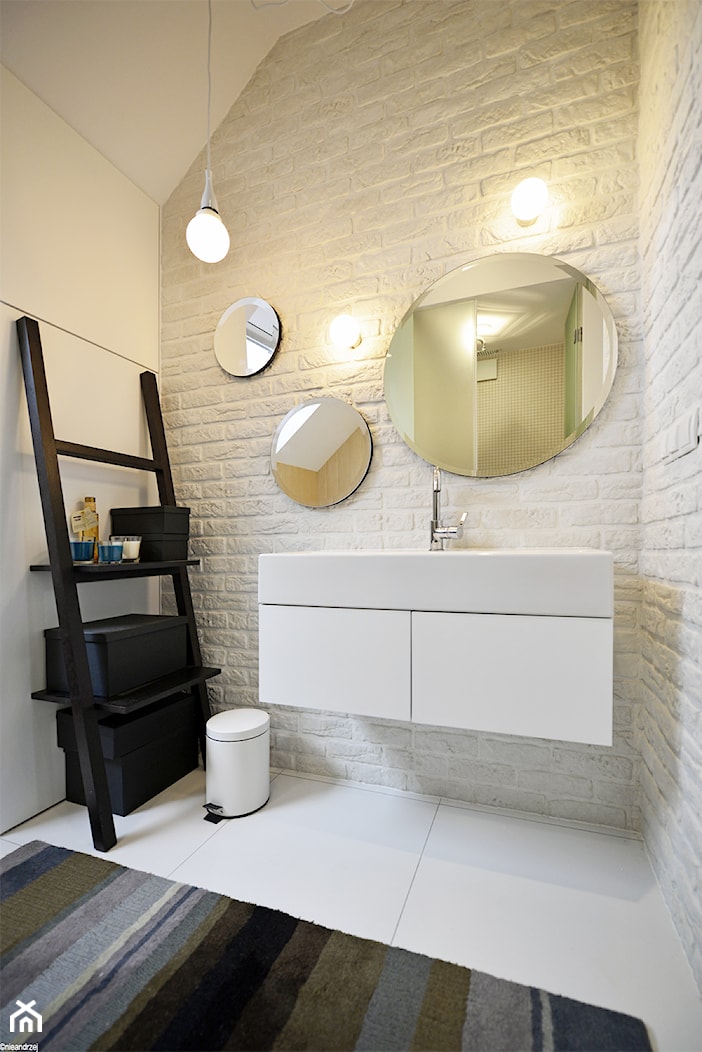 Remont łazienki małym kosztem - Średnia na poddaszu bez okna łazienka, styl skandynawski - zdjęcie od ANIEA - Homebook
