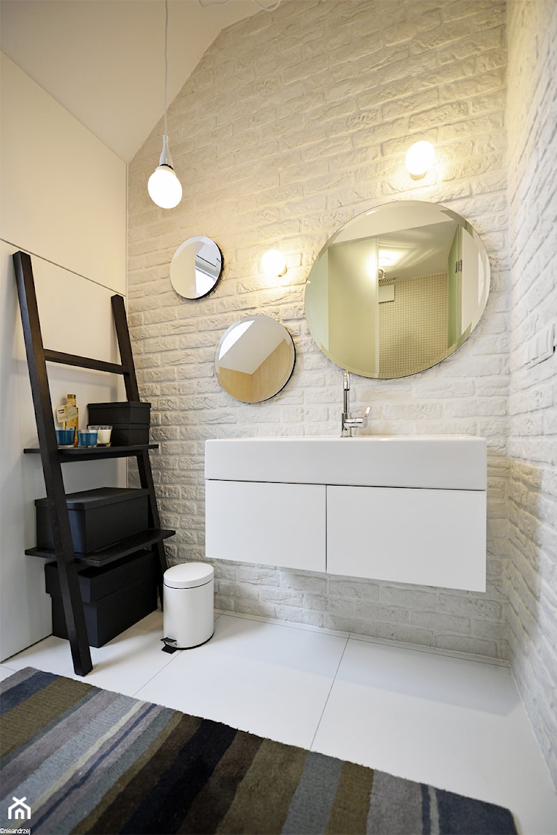 Remont łazienki małym kosztem - Średnia na poddaszu bez okna łazienka, styl skandynawski - zdjęcie od ANIEA