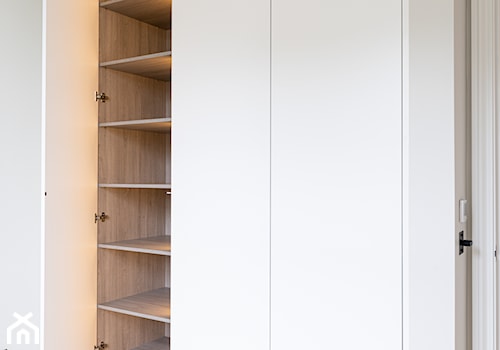 Nowoczesna i minimalistyczna szafa - zdjęcie od w.kitchens