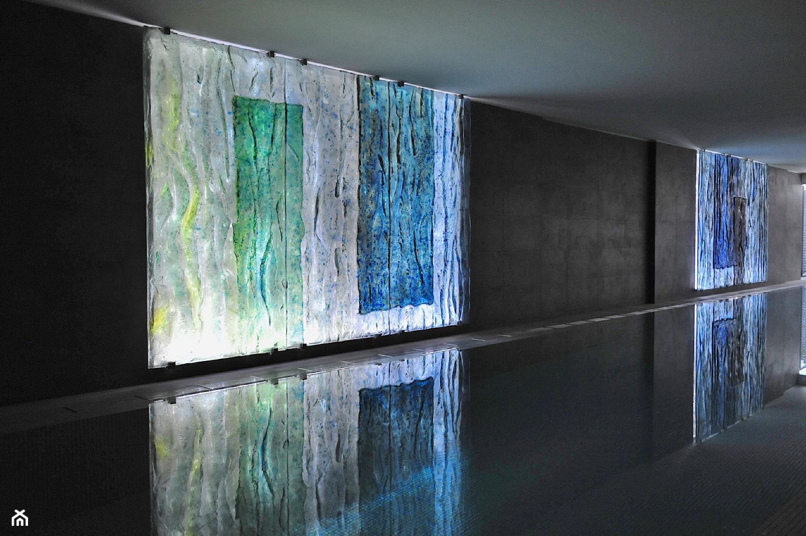 Zielone szkła artystyczne na basenie - zdjęcie od ARCHIGLASS | Szkło w architekturze i sztuce użytkowej - Homebook