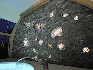 Ściana ze szkła artystycznego i kamienia po zmroku - zdjęcie od ARCHIGLASS | Szkło w architekturze i sztuce użytkowej
