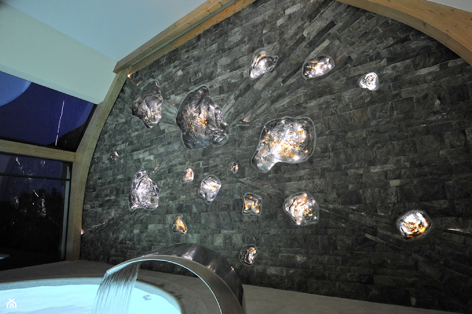 Ściana ze szkła artystycznego i kamienia po zmroku - zdjęcie od ARCHIGLASS | Szkło w architekturze i sztuce użytkowej - Homebook