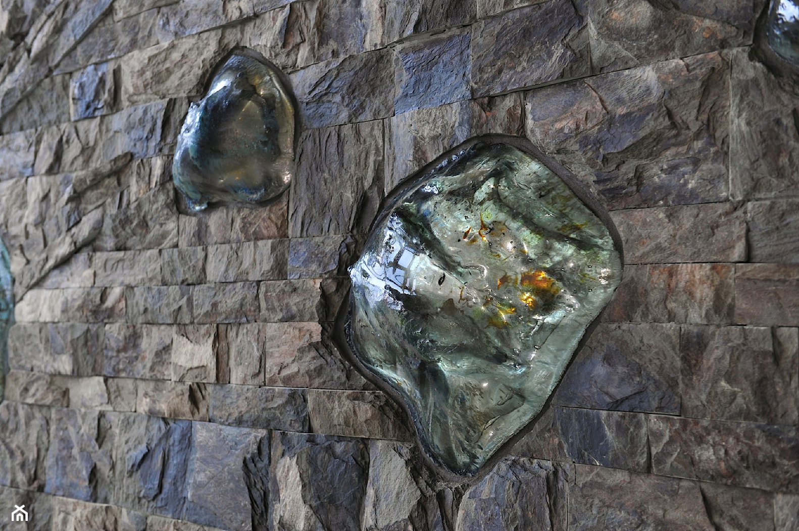 Detal szklanego elementu ściany - zdjęcie od ARCHIGLASS | Szkło w architekturze i sztuce użytkowej - Homebook