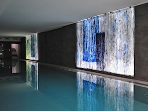 Niebieskie szkła artystyczne na basenie - zdjęcie od ARCHIGLASS | Szkło w architekturze i sztuce użytkowej