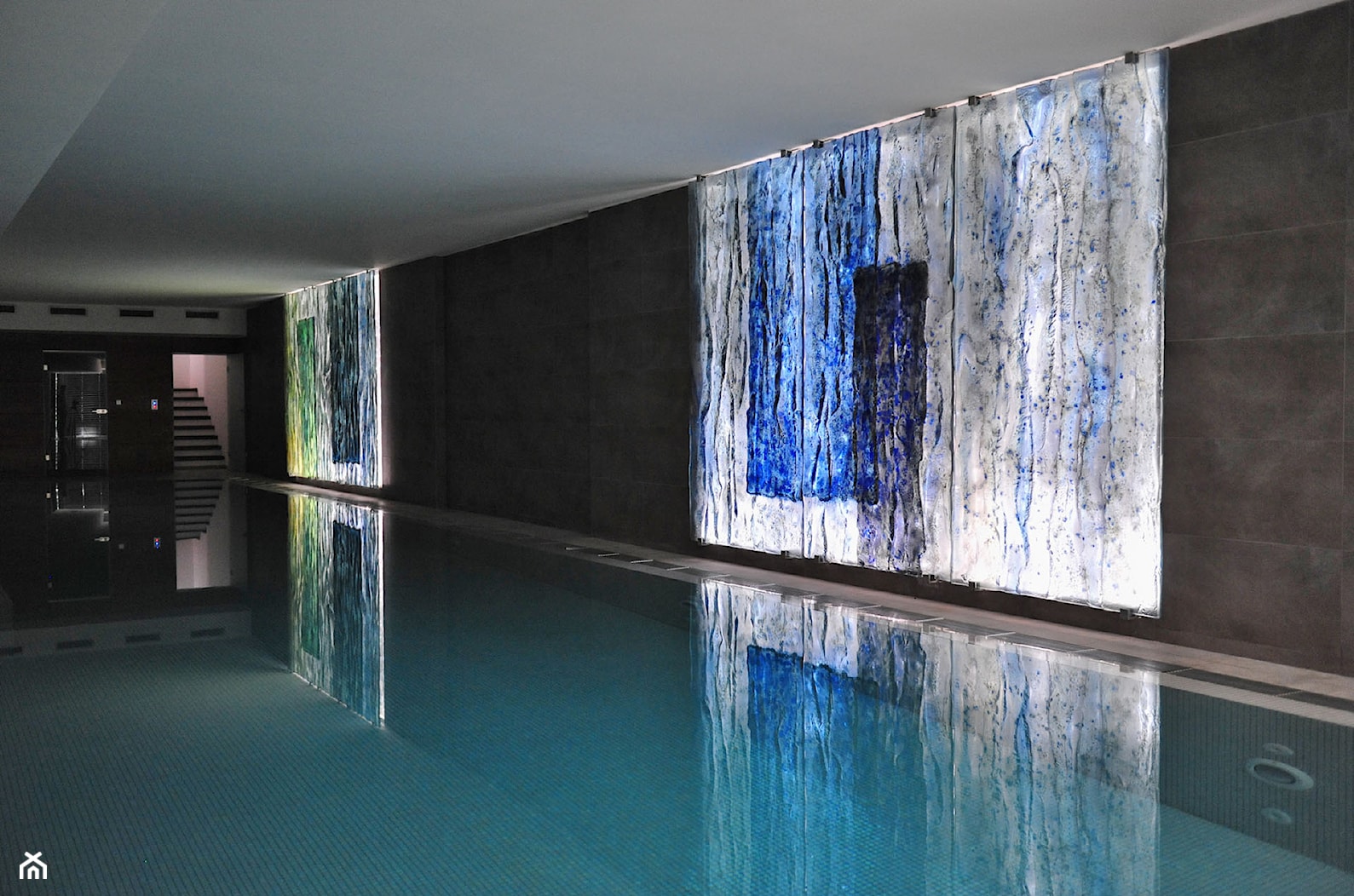 Niebieskie szkła artystyczne na basenie - zdjęcie od ARCHIGLASS | Szkło w architekturze i sztuce użytkowej - Homebook