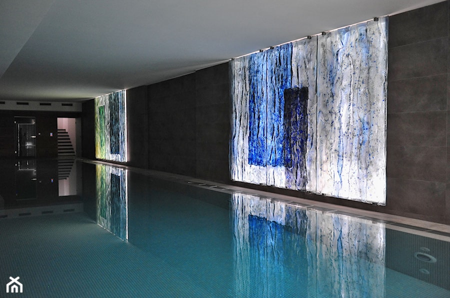 Niebieskie szkła artystyczne na basenie - zdjęcie od ARCHIGLASS | Szkło w architekturze i sztuce użytkowej