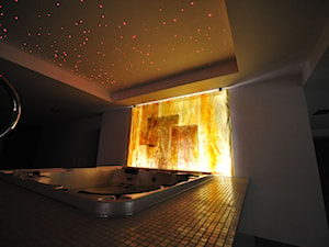 Miodowe szkła artystyczne w strefie SPA - zdjęcie od ARCHIGLASS | Szkło w architekturze i sztuce użytkowej