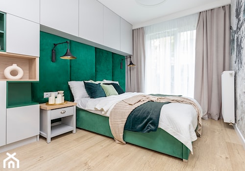 Nowoczesne wyposażenie meblowe mieszkania - Średnia beżowa biała zielona z szafkami nocnymi zielony z panelami tapicerowanymi sypialnia, styl nowoczesny - zdjęcie od Emmi Kuchnie i Wnętrza