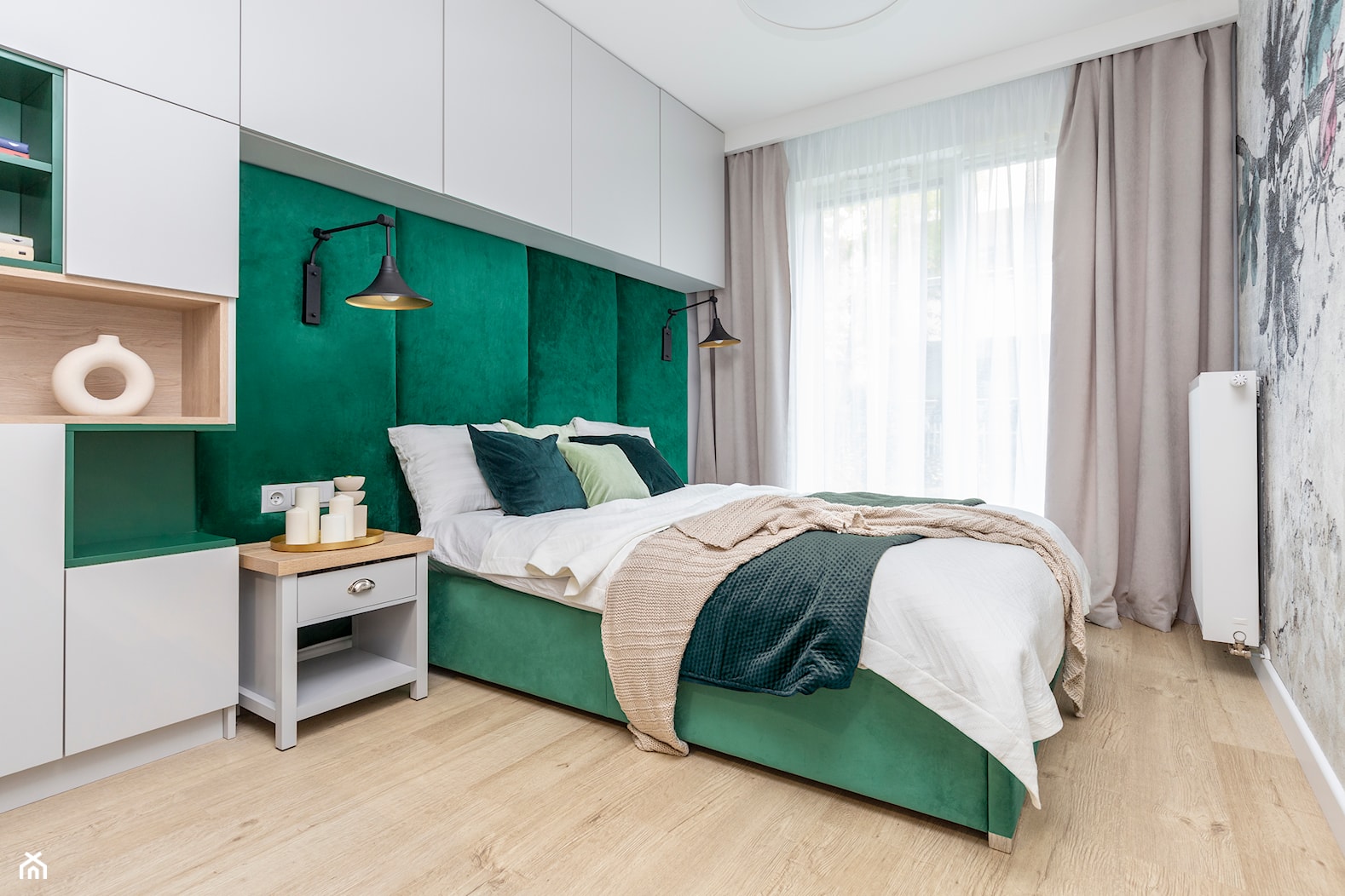 Nowoczesne wyposażenie meblowe mieszkania - Średnia beżowa biała zielona z szafkami nocnymi zielony z panelami tapicerowanymi sypialnia, styl nowoczesny - zdjęcie od Emmi Kuchnie i Wnętrza - Homebook