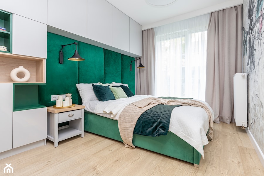 Nowoczesne wyposażenie meblowe mieszkania - Średnia beżowa biała zielona z szafkami nocnymi zielony z panelami tapicerowanymi sypialnia, styl nowoczesny - zdjęcie od Emmi Kuchnie i Wnętrza
