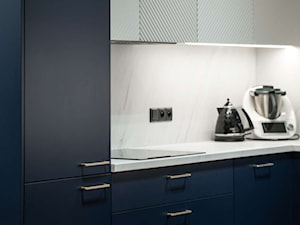 Mieszkanie z granatową kuchnią - Kuchnia, styl industrialny - zdjęcie od Emmi Kuchnie i Wnętrza