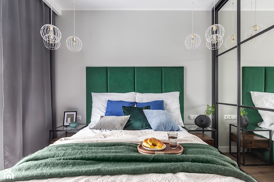 Nowoczesna sypialnia z butelkową zielenią - zdjęcie od Emmi Kuchnie i Wnętrza