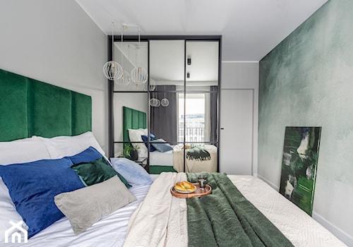 Nowoczesna sypialnia z butelkową zielenią - zdjęcie od Emmi Kuchnie i Wnętrza