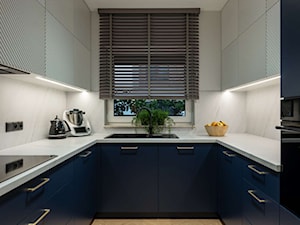 Mieszkanie z granatową kuchnią - Kuchnia, styl tradycyjny - zdjęcie od Emmi Kuchnie i Wnętrza